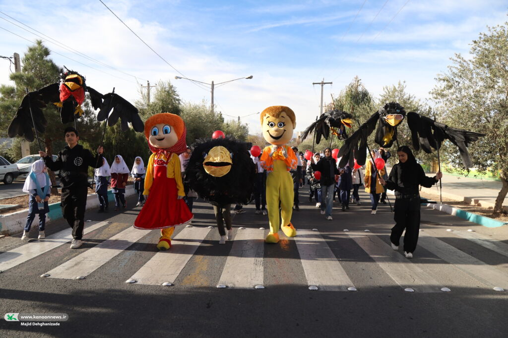 شادپیمایی عروسک‌ها در یزد، آغازگر جشن قصه‌ها
