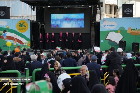 تماشاخانه‌های سیار کانون در مسیر راهپیمایی ۲۲ بهمن/ از میدان فردوسی تا میدان انقلاب