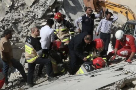 نجات یک کودک از زیر آوار