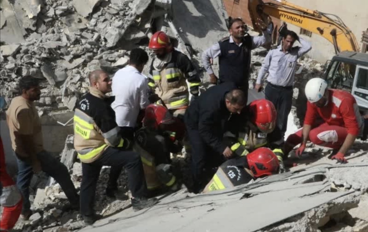 اعضای یک خانواده ۴ نفری در انفجار گاز در اهواز جان باختند/ نجات یک کودک از زیر آوار اعضای یک خانواده ۴ نفری در انفجار گاز در اهواز جان باختند/ نجات یک کودک از زیر آوار