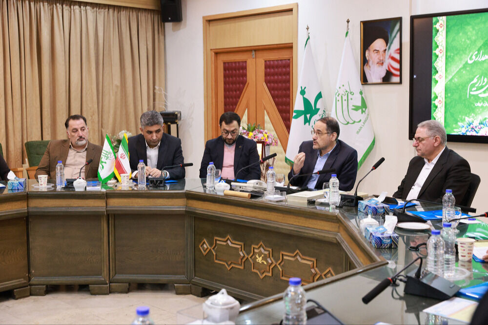 1255820 فرصتها و تهدیدهای کانون زبان ایران در آستانه صد سالگی