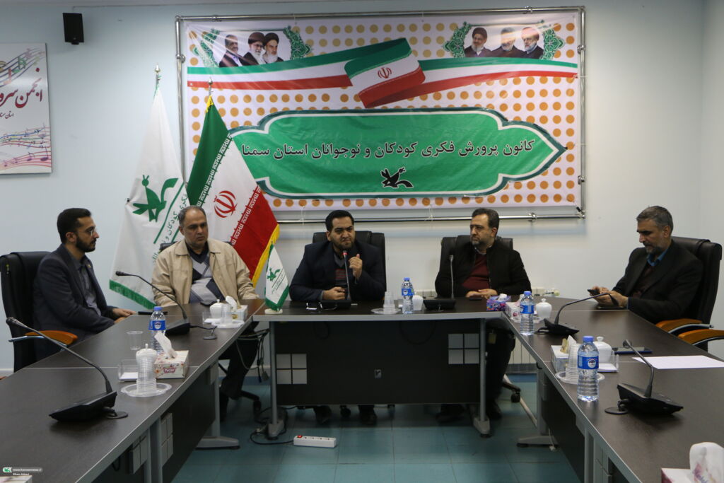 1259034 سرود کودکان فعالیتی گروهی و مربیمحور است