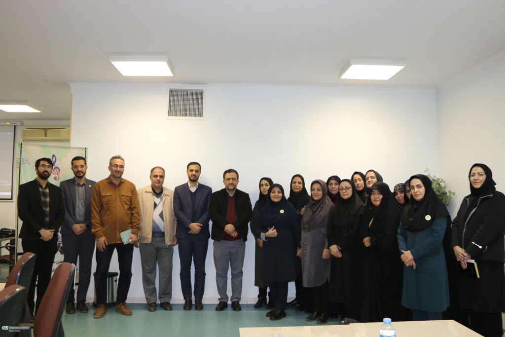 1259055 سرود کودکان فعالیتی گروهی و مربیمحور است