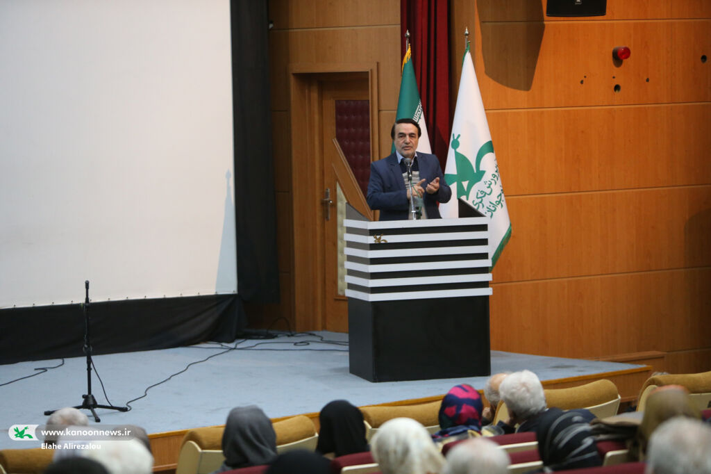 1272492 دورهمی فرزانگان کانون پرورش فکری برگزار شد