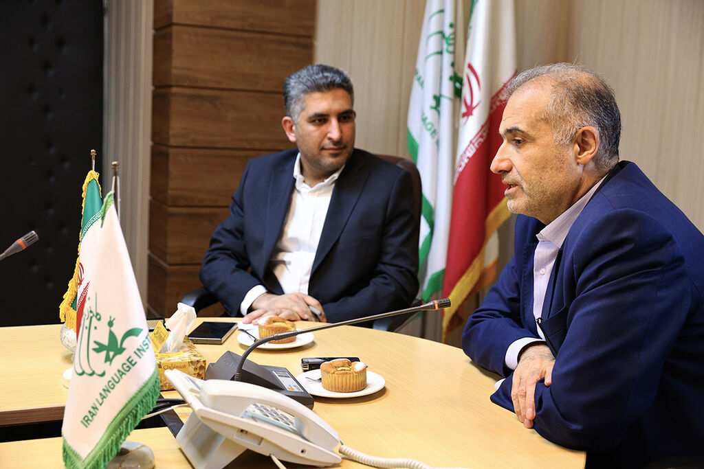 1275636-3 توسعه فعالیتهای کانون زبان ایران در روسیه را پیگیری میکنم