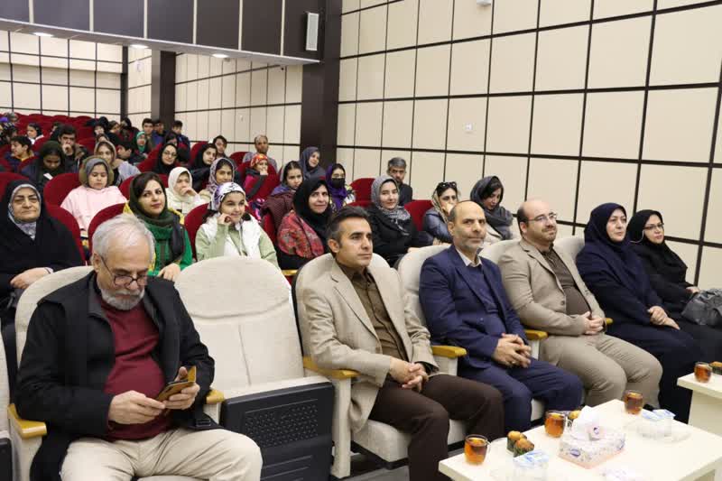 1275740-2 همنشینی ادبی «دو پنجره» با نقد کتاب سایه هیولا