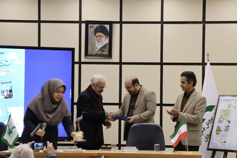 1275745-2 همنشینی ادبی «دو پنجره» با نقد کتاب سایه هیولا