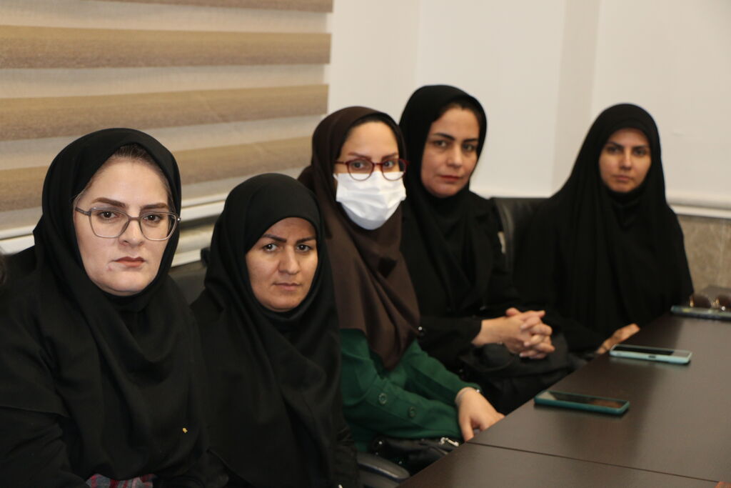 1276191 دیدار مدیرکل، معاونین و جمعی از بانوان شاغل در کانون با سرپرست امور زنان و خانواده استانداری فارس