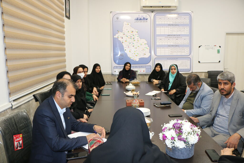 1276194 دیدار مدیرکل، معاونین و جمعی از بانوان شاغل در کانون با سرپرست امور زنان و خانواده استانداری فارس