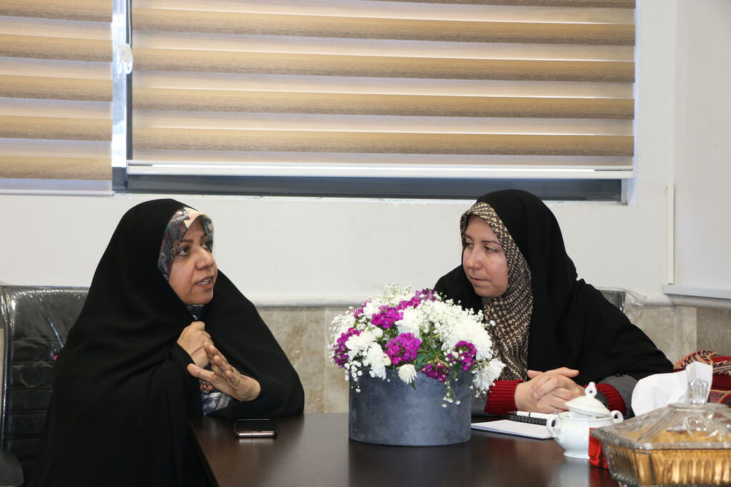 1276196 دیدار مدیرکل، معاونین و جمعی از بانوان شاغل در کانون با سرپرست امور زنان و خانواده استانداری فارس