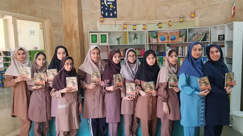 جمع‌خوانی کتاب باغ کیانوش با حضور ۹ نفر از کانون یاران دبیرستان ابوذر