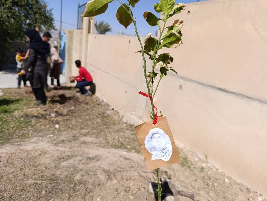 1276546-1 کاشت درختانی به نام شهدای مقاومت در روز درختکاری