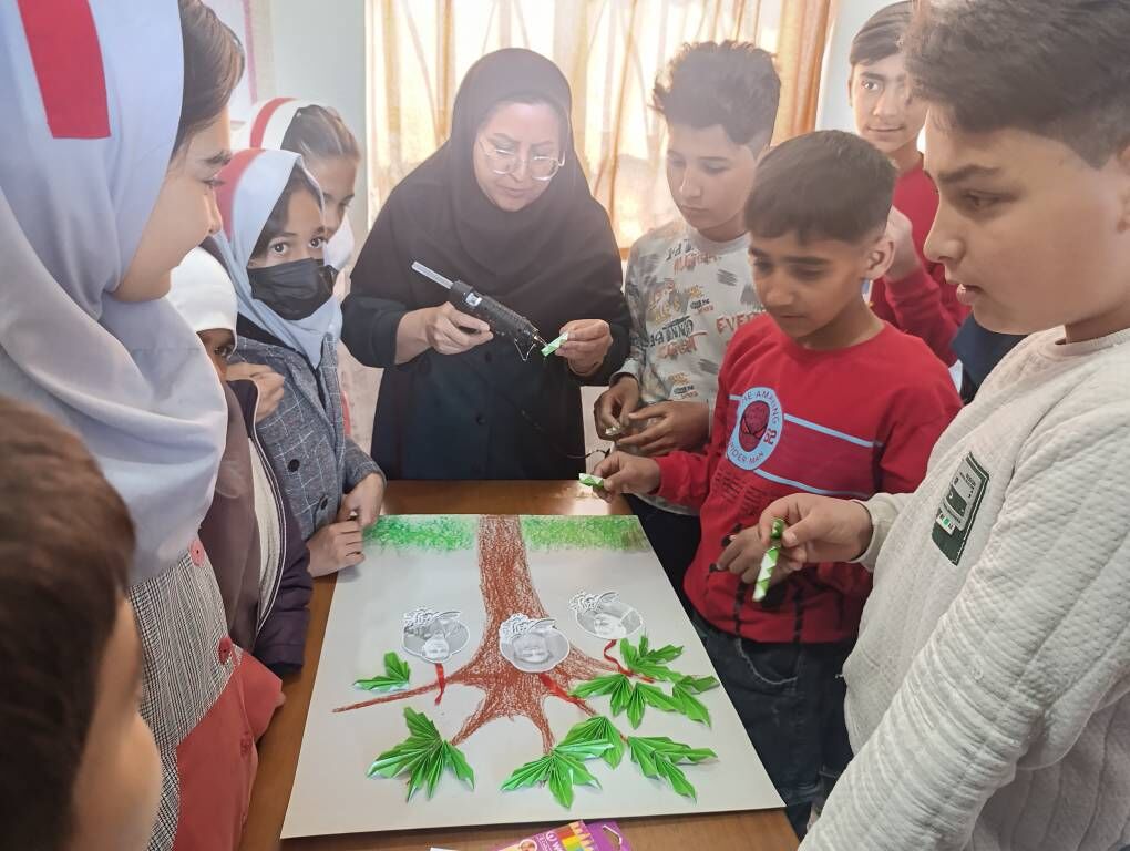 1276547-1 کاشت درختانی به نام شهدای مقاومت در روز درختکاری