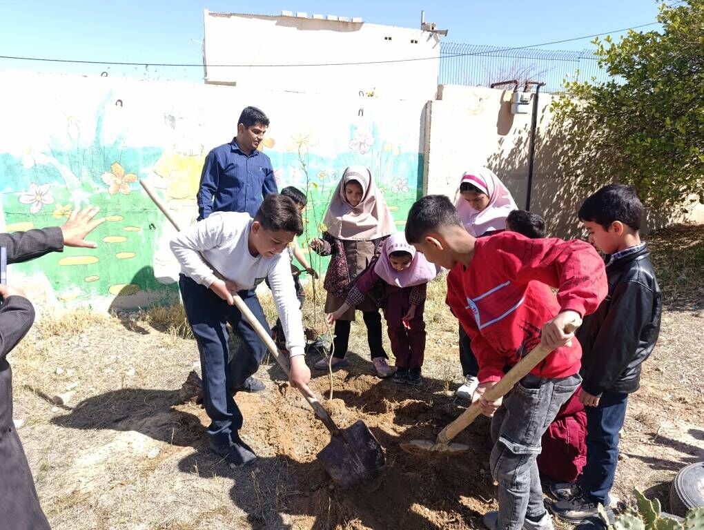 1276550-1 کاشت درختانی به نام شهدای مقاومت در روز درختکاری