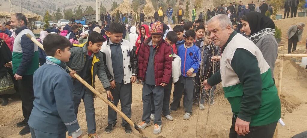 سفیران سبز کانون  البرز روز درختکاری را با کاشت نهال گرامی داشتند