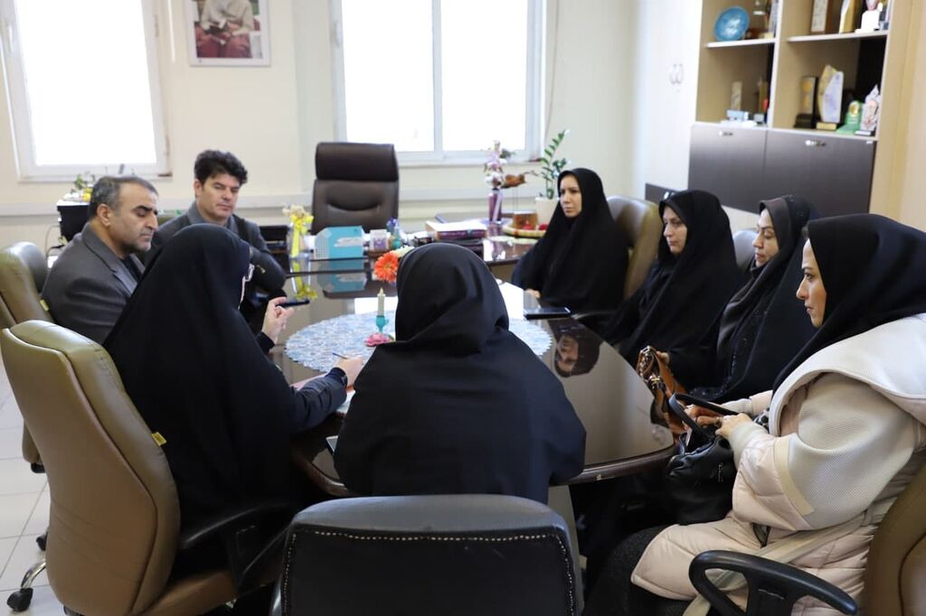 1276863 سیمرغ بستری مناسب برای معرفی نویسندگان و شاعران آینده