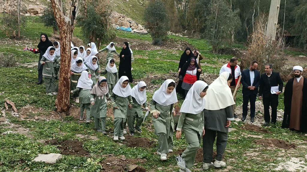 1276949 روزهاولیهای مرکز سرپلذهاب نهال کاشتند