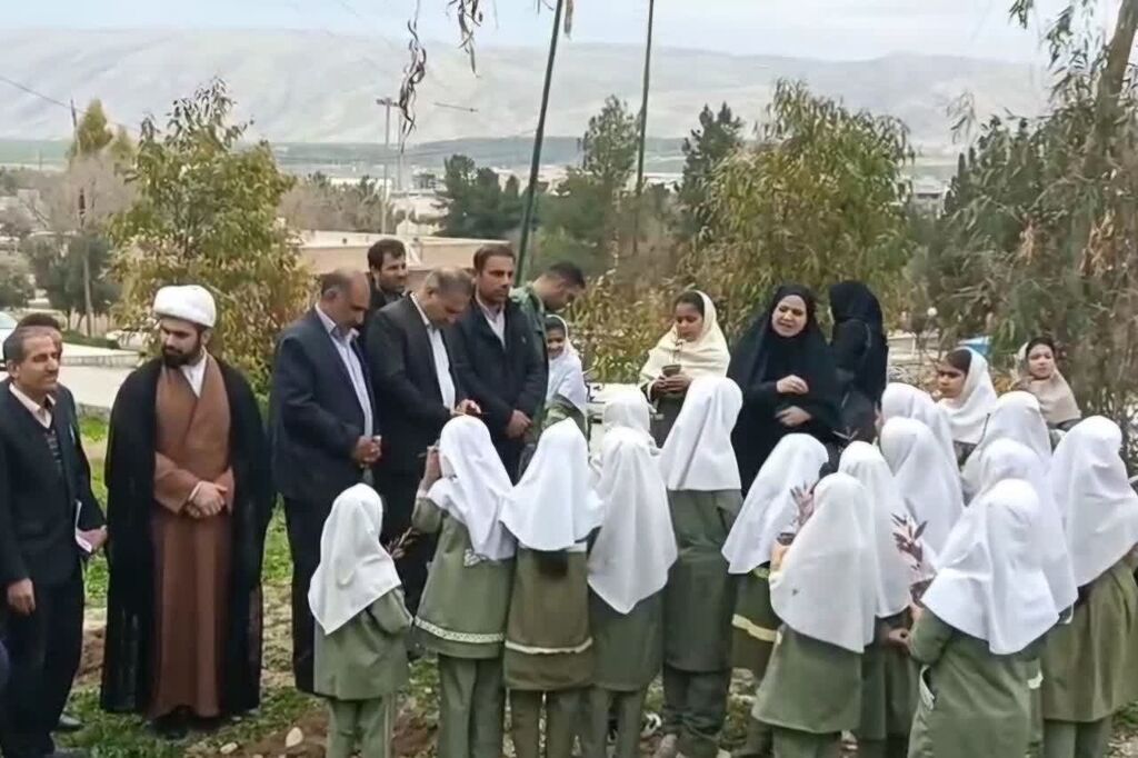 1276951 روزهاولیهای مرکز سرپلذهاب نهال کاشتند