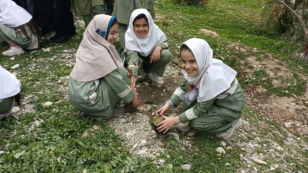1276953 روزهاولیهای مرکز سرپلذهاب نهال کاشتند