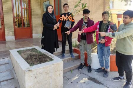 حضور فعال اعضا و کارکنان مرکز قصرشیرین در برنامه‌های روز درختکاری