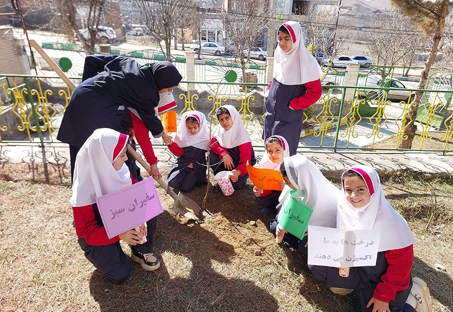 1277138-1 طرح درختکاری «سفیران سبز» در کانون شهرستان انگوت اجرا شد