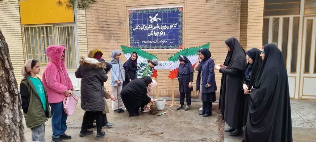 کافه کتاب نوجوانان در مرکز 3 کانون همدان افتتاح شد