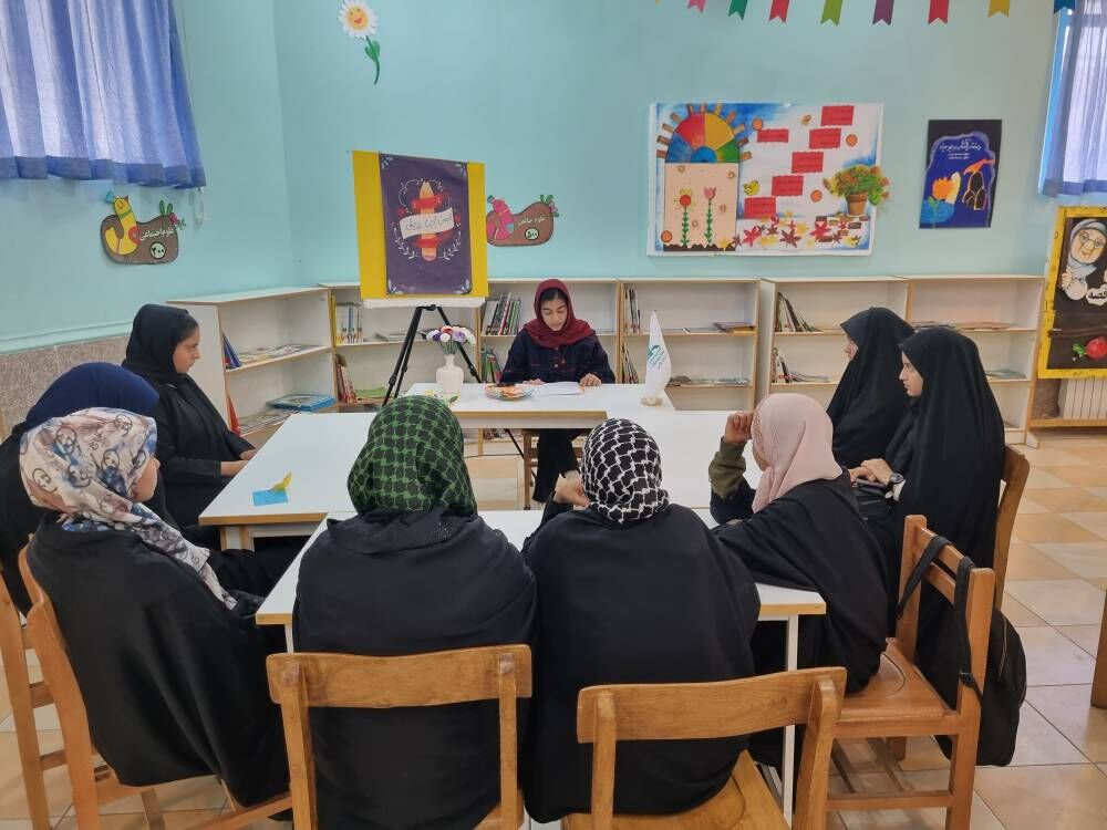 1277541 نخستین نشست انجمن ادبی رویش در مرکز جهرمدو برگزار شد