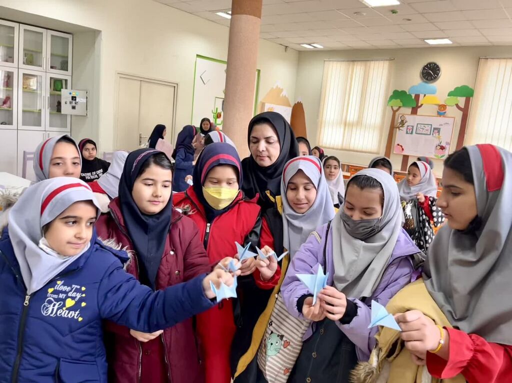 ساخت مهر و تسبیح در کارگاه سفالگری مرکز فرهنگی شماره ۷ مشهد