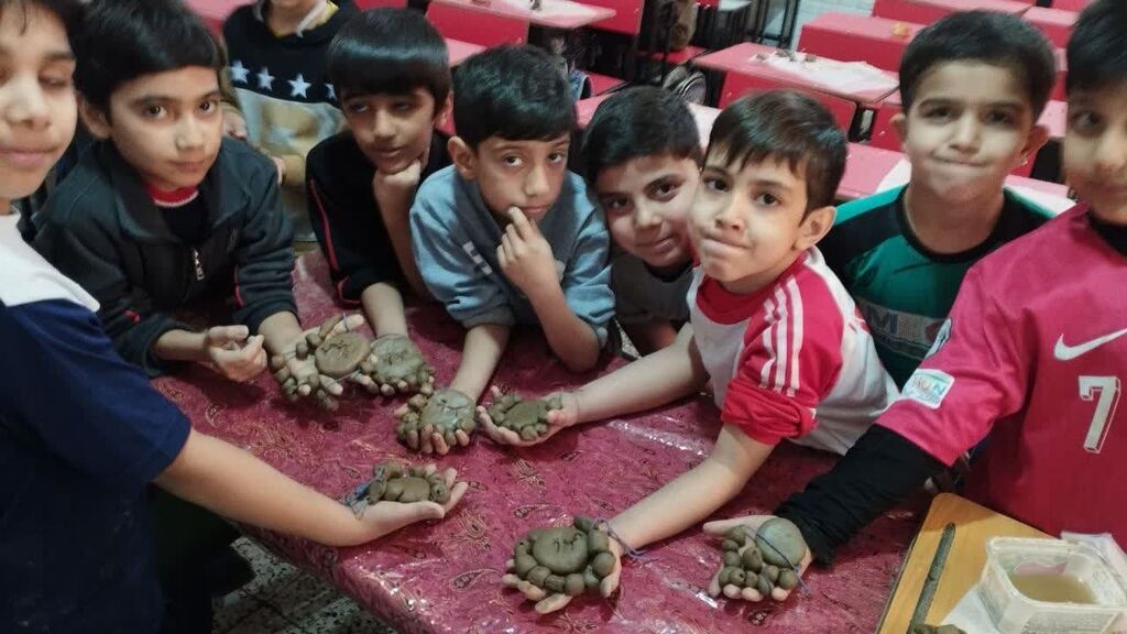 ساخت مهر و تسبیح در کارگاه سفالگری مرکز فرهنگی شماره ۷ مشهد