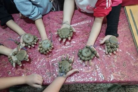 ساخت مهر و تسبیح در کارگاه سفالگری مرکز فرهنگی شماره ۷ مشهد
