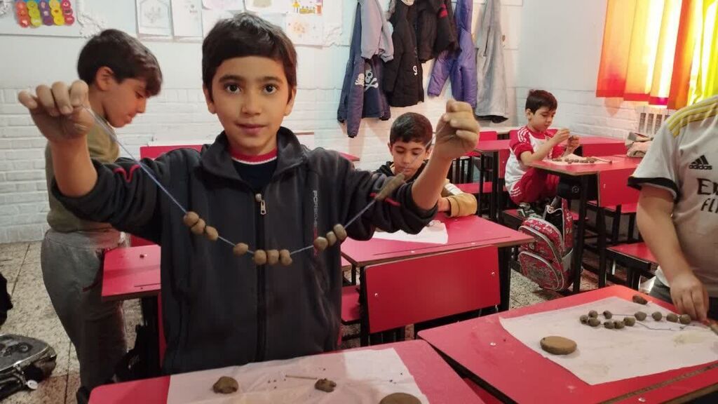 ساخت مهر و تسبیح در کارگاه سفالگری مرکز فرهنگی شماره ۷ مشهد