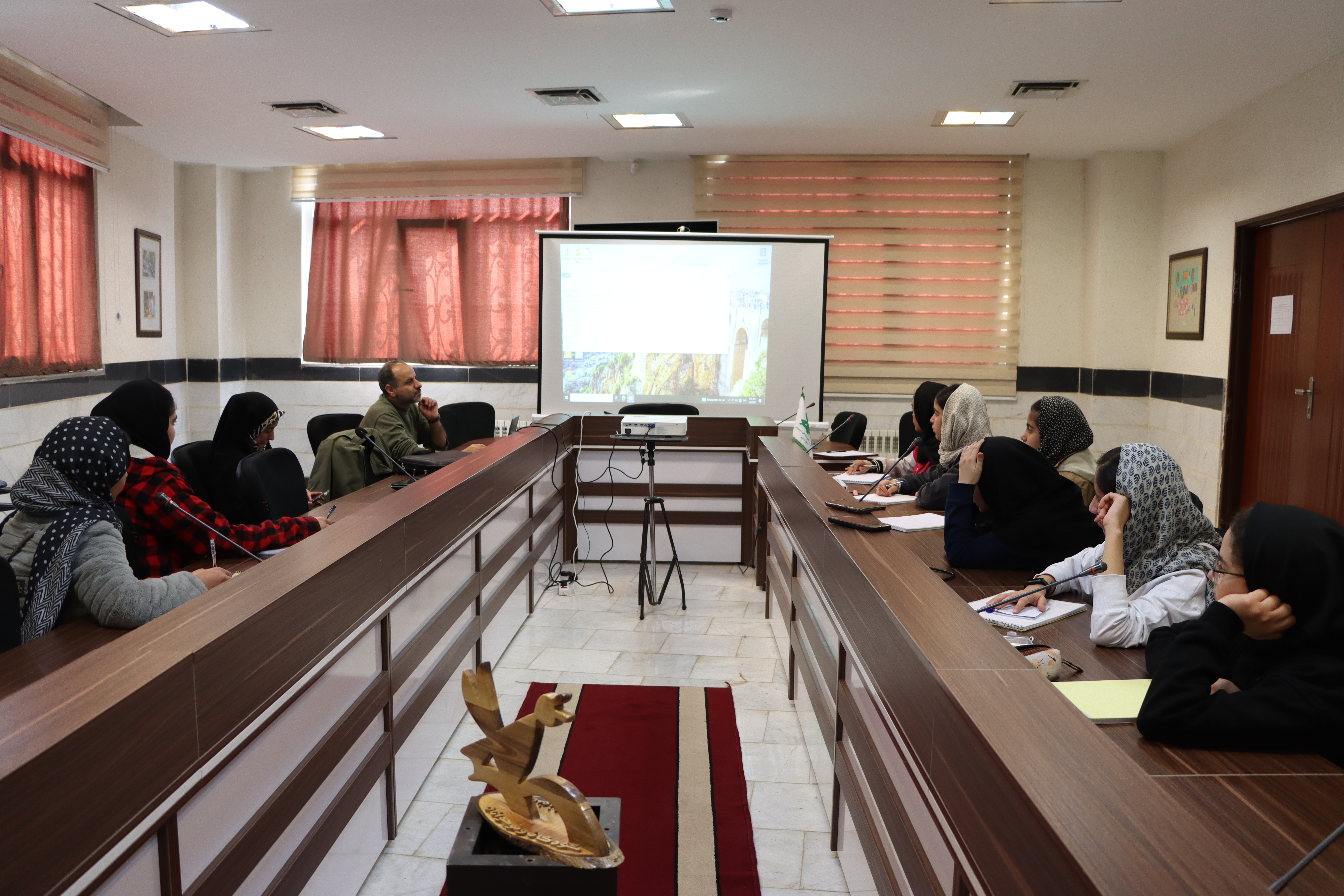 1277943 آموزش "سواد رسانه" ویژه اعضای باشگاه خبرنگاران نوجوان کانون استان مرکزی