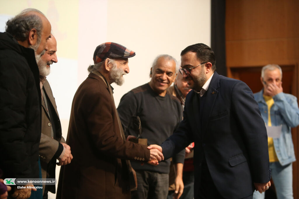 تجلیل اهالی هنر از مدیرعامل کانون برای توسعه و ترویج تئاتر کودک و نوجوان