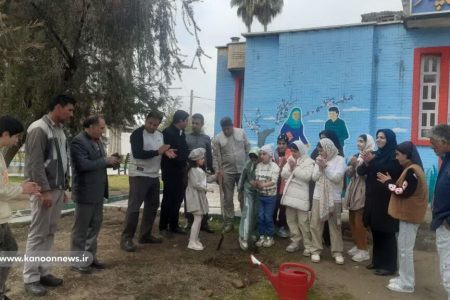 درختکاری با دستان کوچک اعضای کانون پرورش فکری لرستان