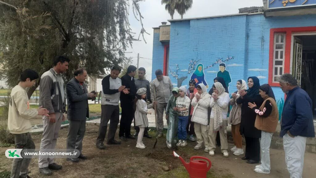 درختکاری اعضای کانون پرورش فکری لرستان درختکاری اعضای کانون پرورش فکری لرستان