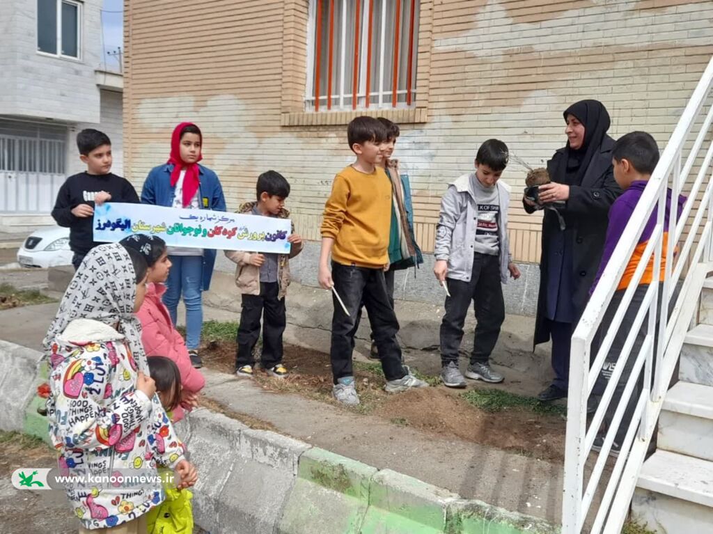 1278410-2 درختکاری با دستان کوچک اعضای کانون پرورش فکری لرستان