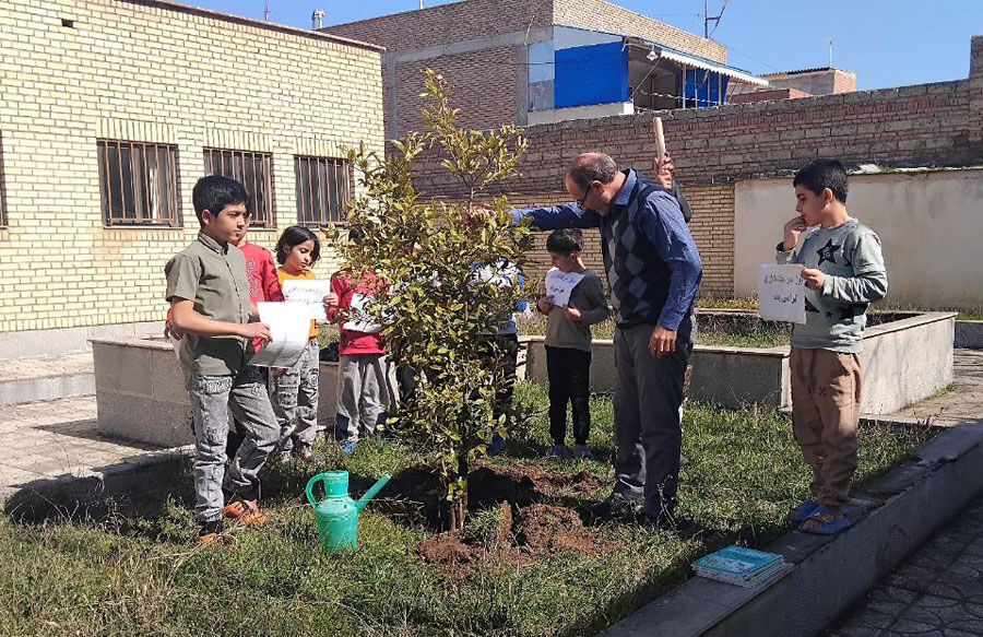 1278492-1 پویش ملی درختکاری در مراکز کانون استان اردبیل؛ کودکان و نوجوانان سفیران سبز طبیعت شدند