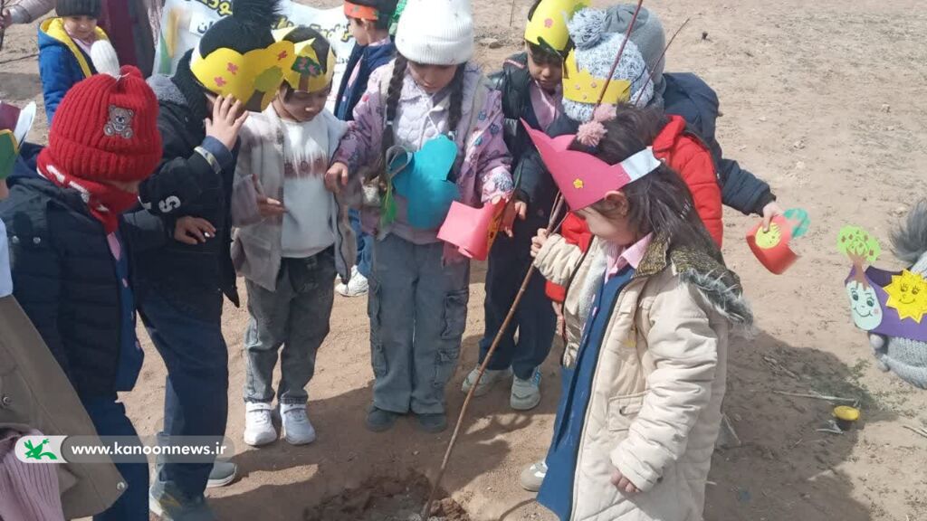 1278668-2 درختکاری با دستان کوچک اعضای کانون پرورش فکری لرستان