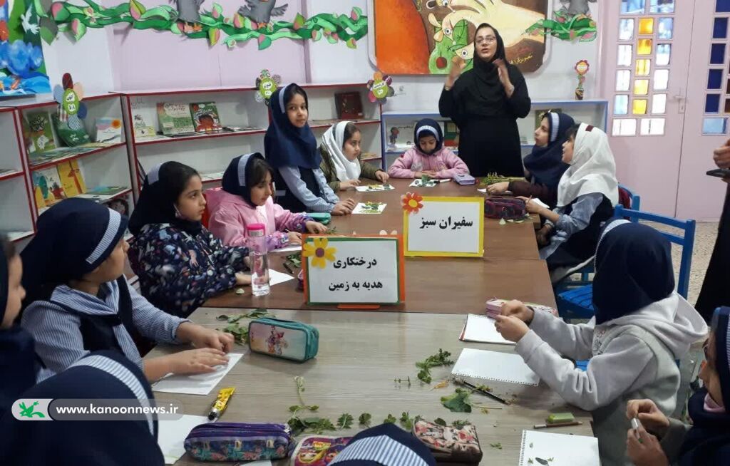 1278671-2 درختکاری با دستان کوچک اعضای کانون پرورش فکری لرستان