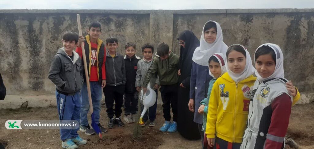 1278675-2 درختکاری با دستان کوچک اعضای کانون پرورش فکری لرستان