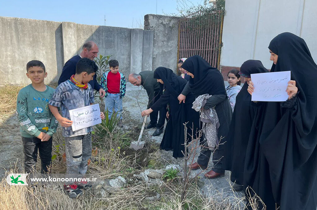 1279187-1 اجرای طرح سفیران سبز در گیلان/ اعضا و مربیان کانون ۱۷۶ نهال کاشتند