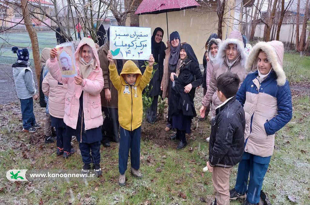 1279200-1 اجرای طرح سفیران سبز در گیلان/ اعضا و مربیان کانون ۱۷۶ نهال کاشتند