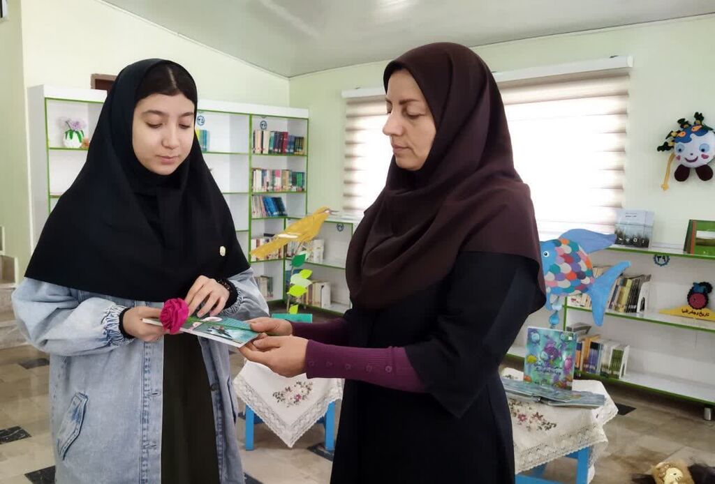 اهدای کتاب باغ کیانوش به کانون یاران استان