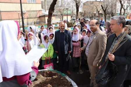کاشت نهال در ویژه برنامه سفیران سبز با حضور مدیرکل کانون استان مرکزی