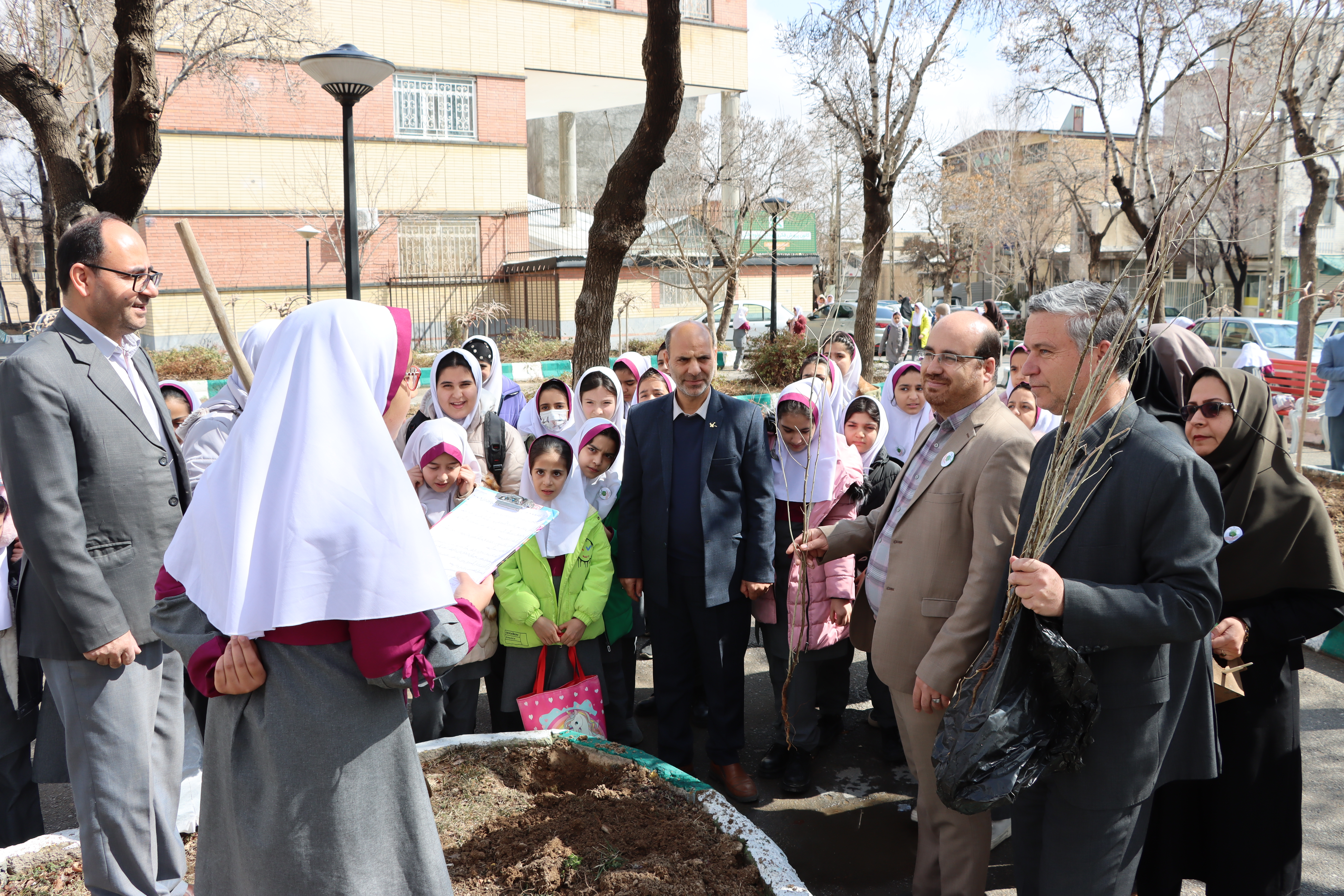 1279302-1 کاشت نهال در ویژه برنامه سفیران سبز با حضور مدیرکل کانون استان مرکزی