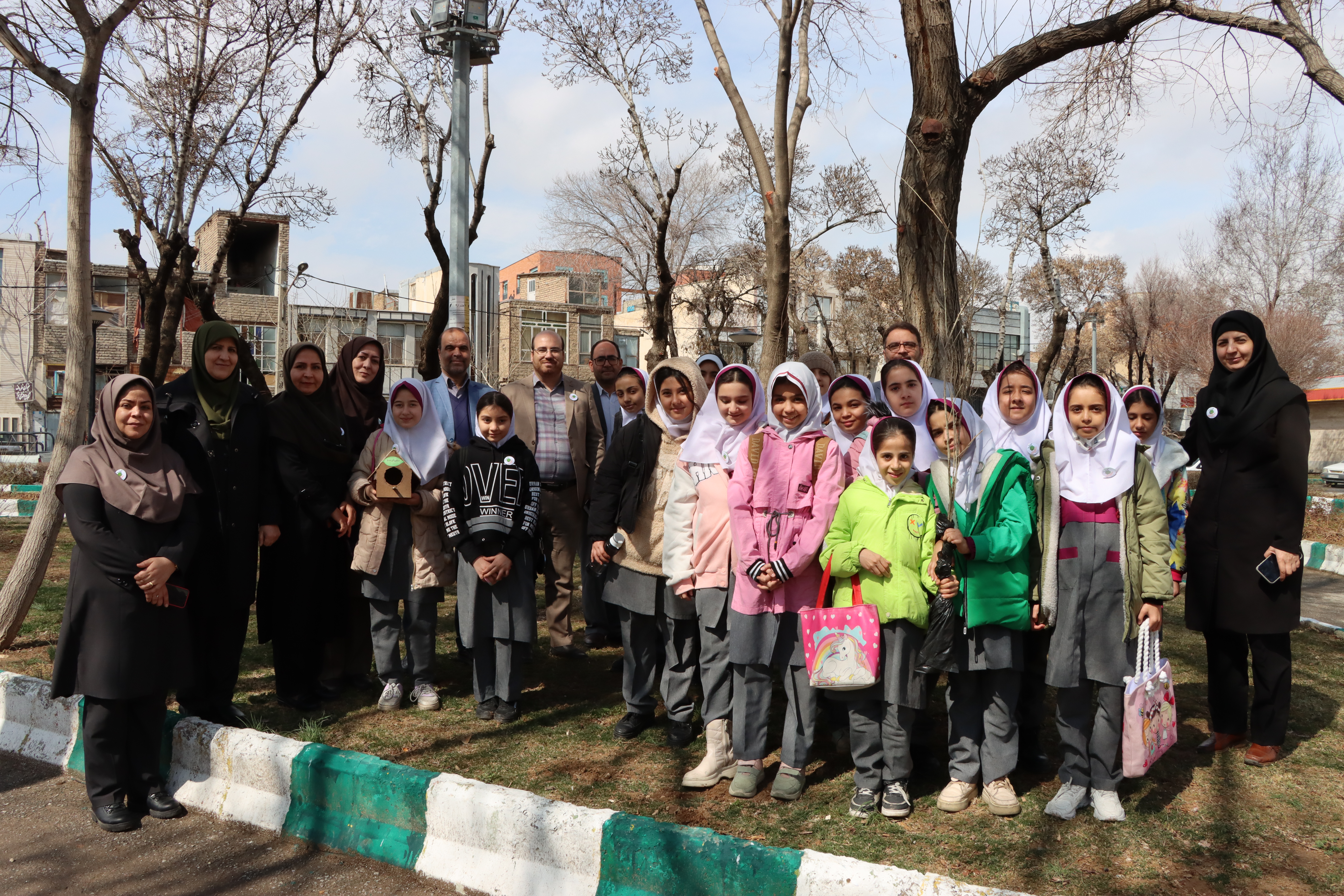 1279303-1 کاشت نهال در ویژه برنامه سفیران سبز با حضور مدیرکل کانون استان مرکزی