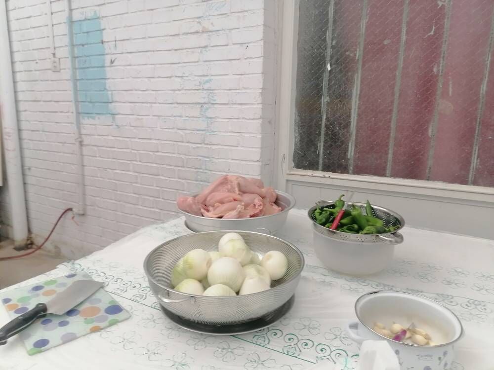 1279574-1 تهیه افطاری با کمک کانونیاران فسا در سفره نمازگزاران نیازمند