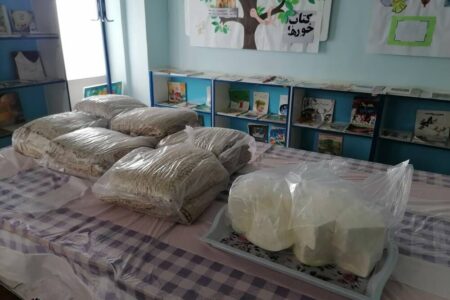 تهیه افطاری با کمک کانون‌یاران فسا در سفره نمازگزاران نیازمند