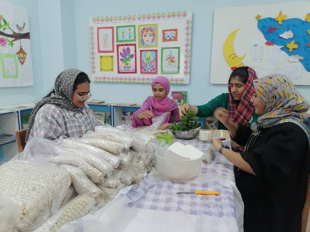 1279576-1 تهیه افطاری با کمک کانونیاران فسا در سفره نمازگزاران نیازمند