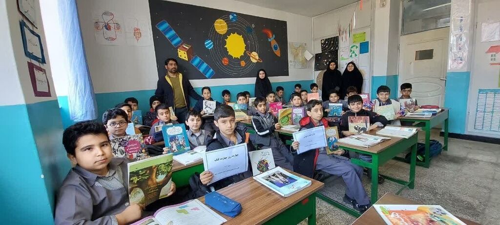 1279722-2 آغاز اجرای طرح ملی «۱۴ کتاب ۱۴ روزِ بهاری» در گلستان